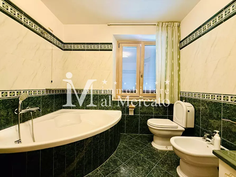 Immagine 35 di Villa in vendita  a Viareggio