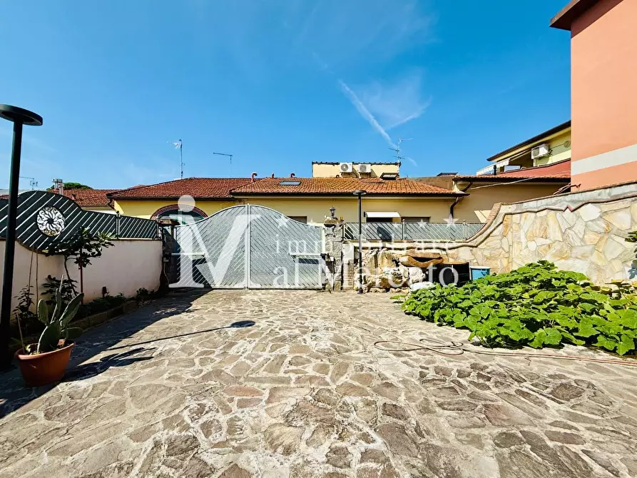 Immagine 11 di Villa in vendita  a Viareggio