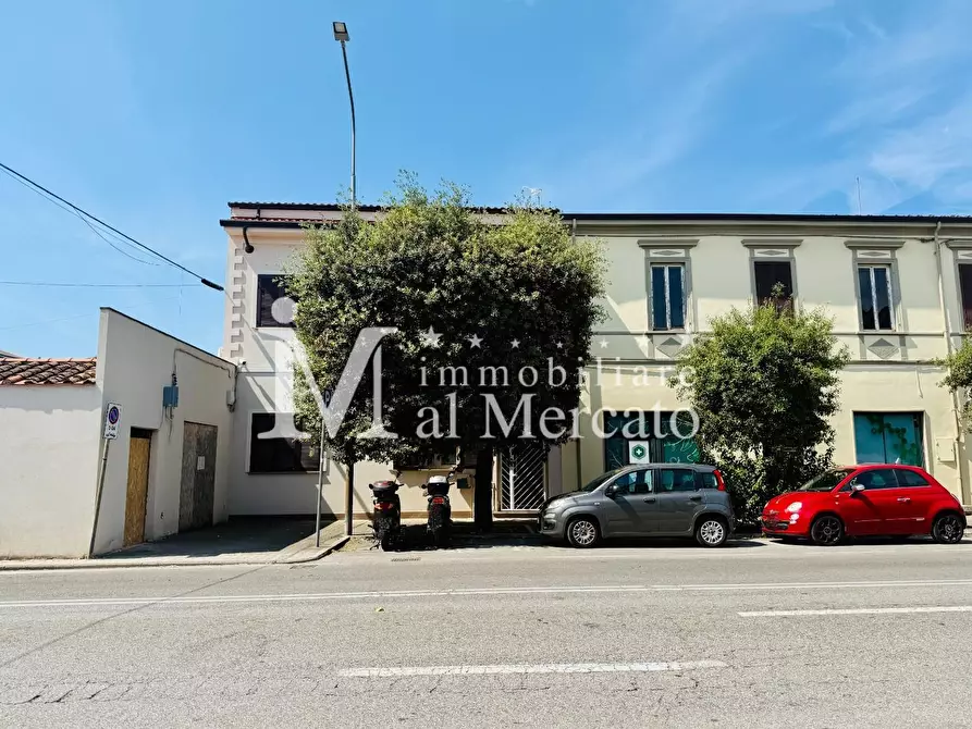 Immagine 14 di Villa in vendita  a Viareggio