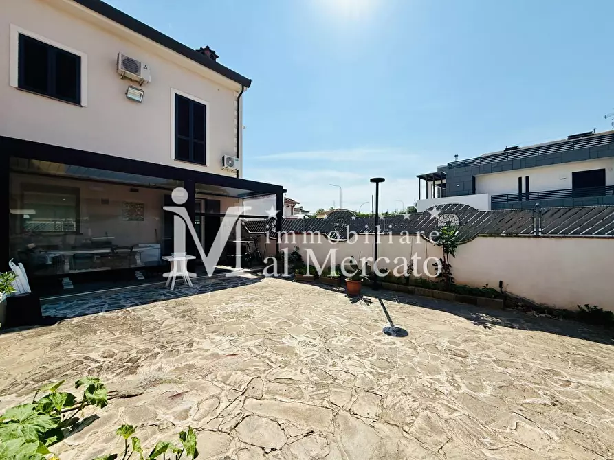 Immagine 12 di Villa in vendita  a Viareggio