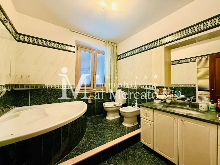 Immagine 33 di Villa in vendita  a Viareggio