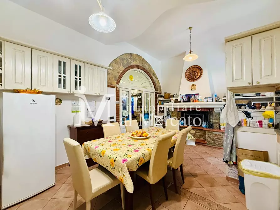 Immagine 21 di Villa in vendita  a Viareggio