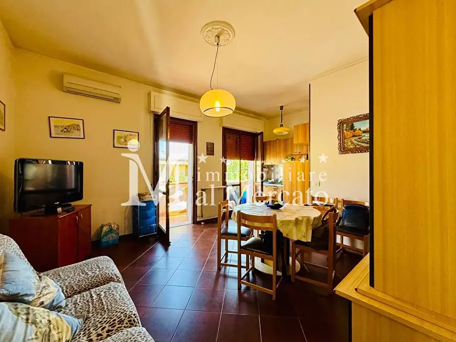 Immagine 1 di Appartamento in vendita  a Viareggio