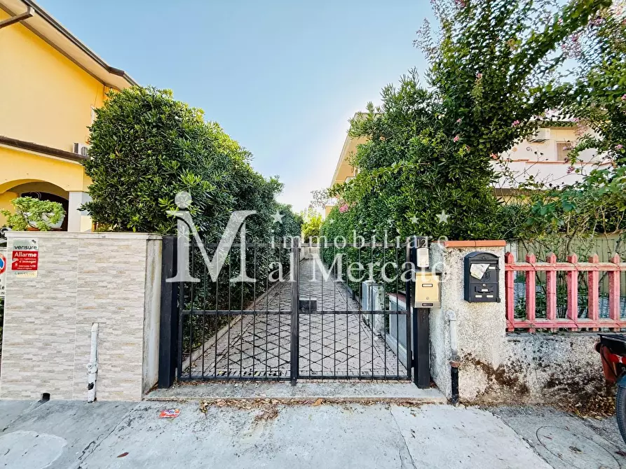 Immagine 31 di Appartamento in vendita  a Viareggio