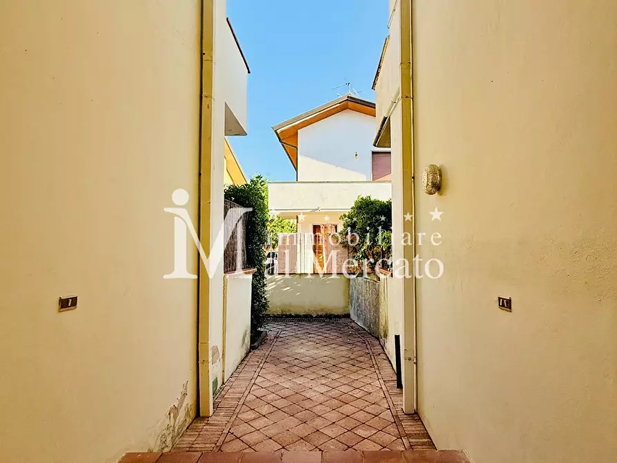 Immagine 27 di Appartamento in vendita  a Viareggio