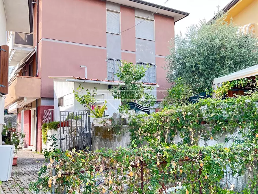 Immagine 12 di Appartamento in vendita  a Massa