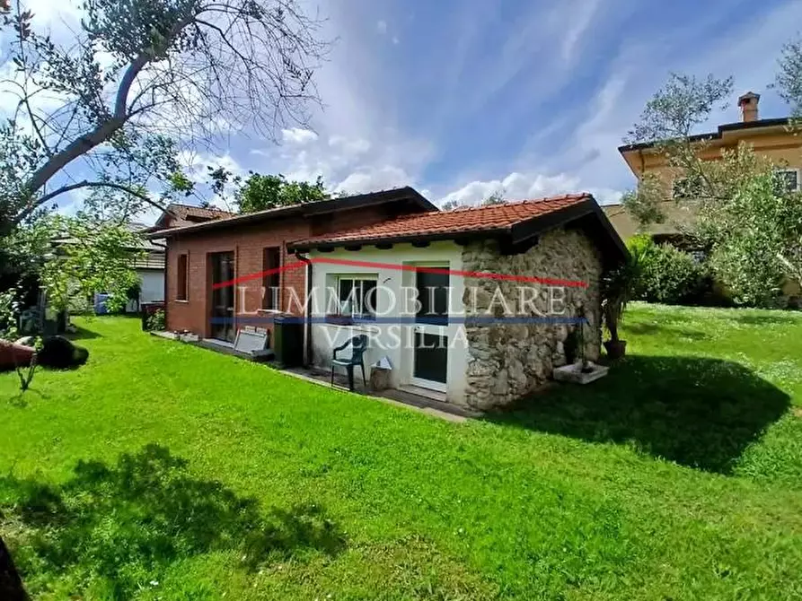 Immagine 3 di Villa in vendita  a Carrara