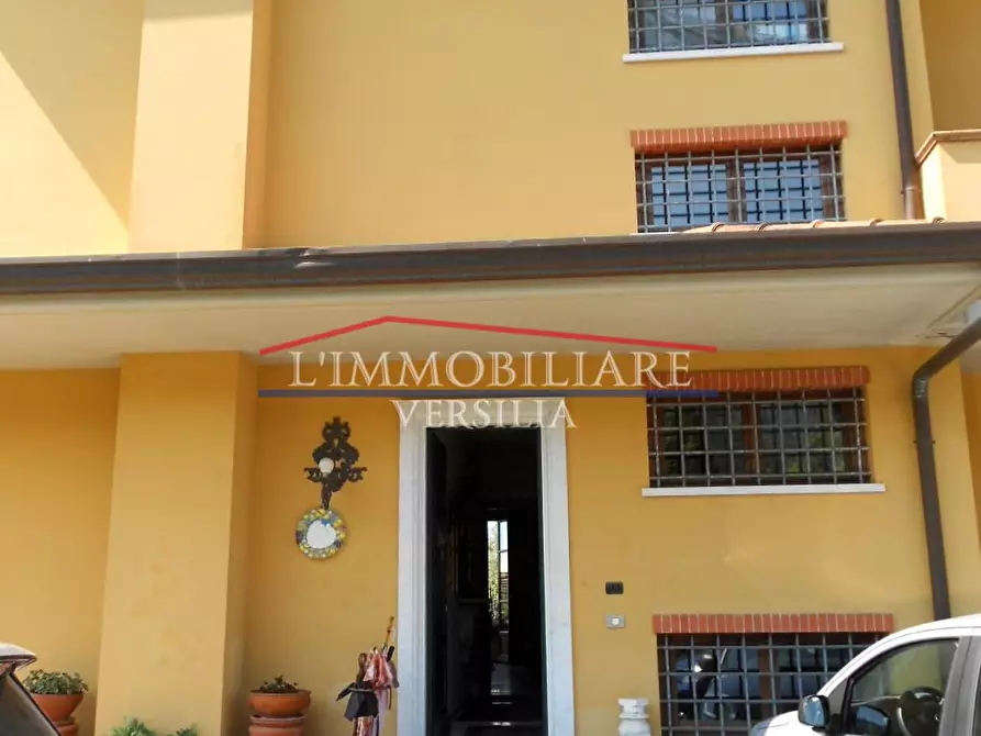 Immagine 63 di Villa in vendita  a Carrara