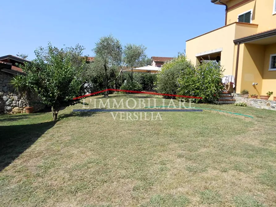 Immagine 91 di Villa in vendita  a Carrara