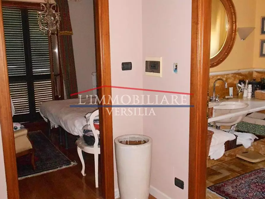 Immagine 47 di Villa in vendita  a Carrara