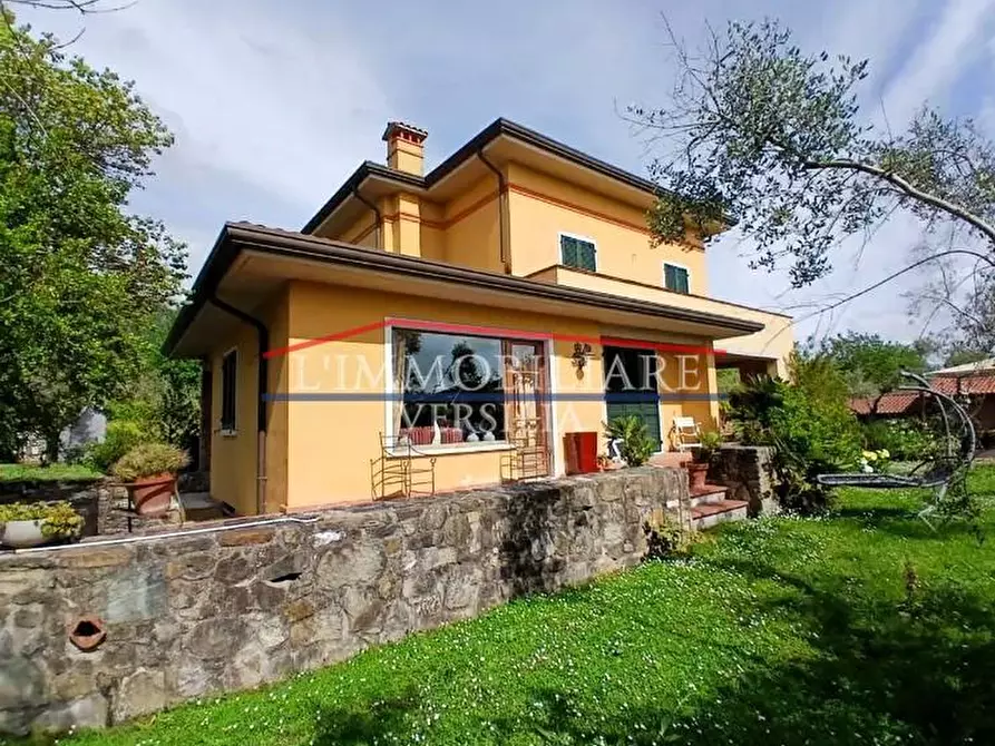 Immagine 2 di Villa in vendita  a Carrara