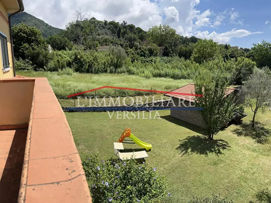 Immagine 10 di Villa in vendita  a Carrara