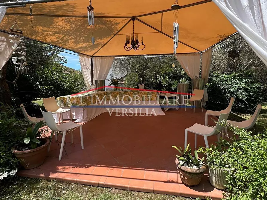 Immagine 11 di Villa in vendita  a Carrara