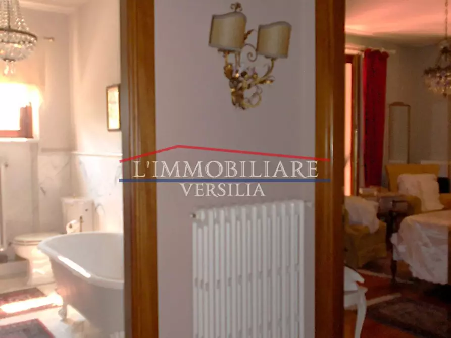 Immagine 45 di Villa in vendita  a Carrara