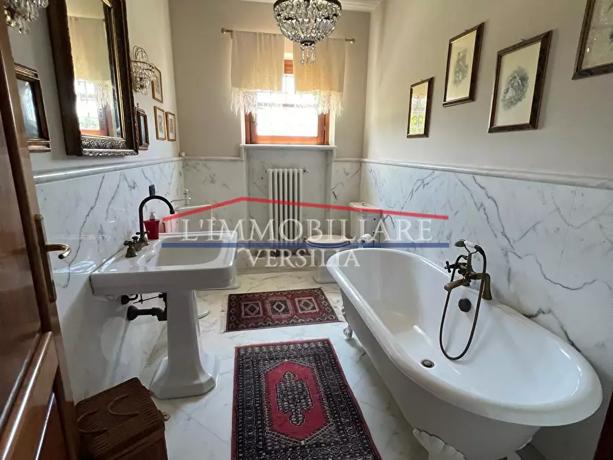 Immagine 43 di Villa in vendita  a Carrara