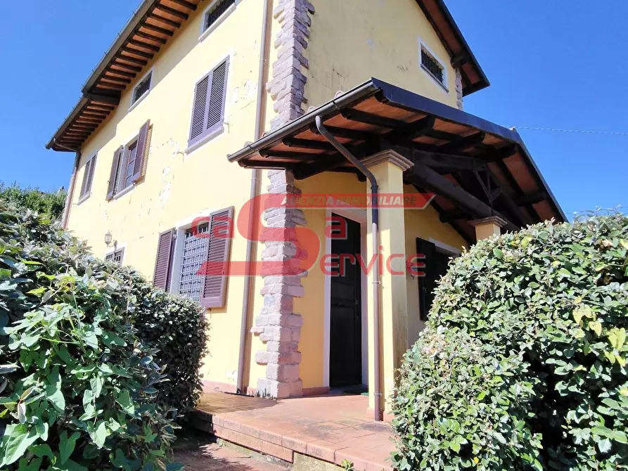 Immagine 2 di Villa in vendita  a Montecatini Terme