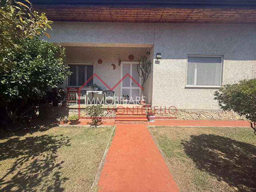 Immagine 1 di Casa bifamiliare in vendita  a Camaiore