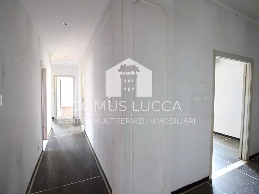 Immagine 36 di Appartamento in vendita  a Lucca