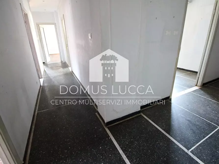 Immagine 28 di Appartamento in vendita  a Lucca