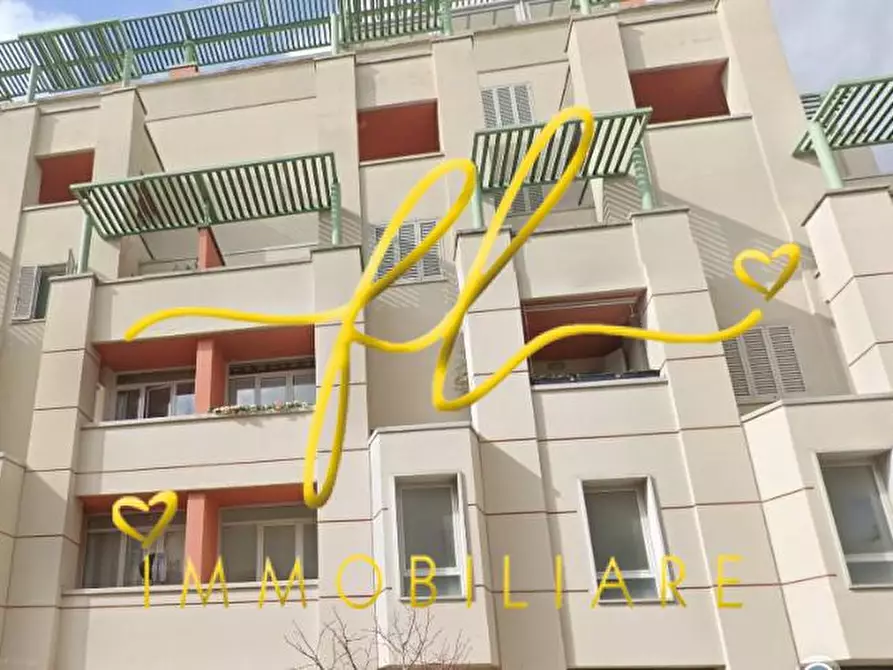 Immagine 1 di Negozio in affitto  a Cecina