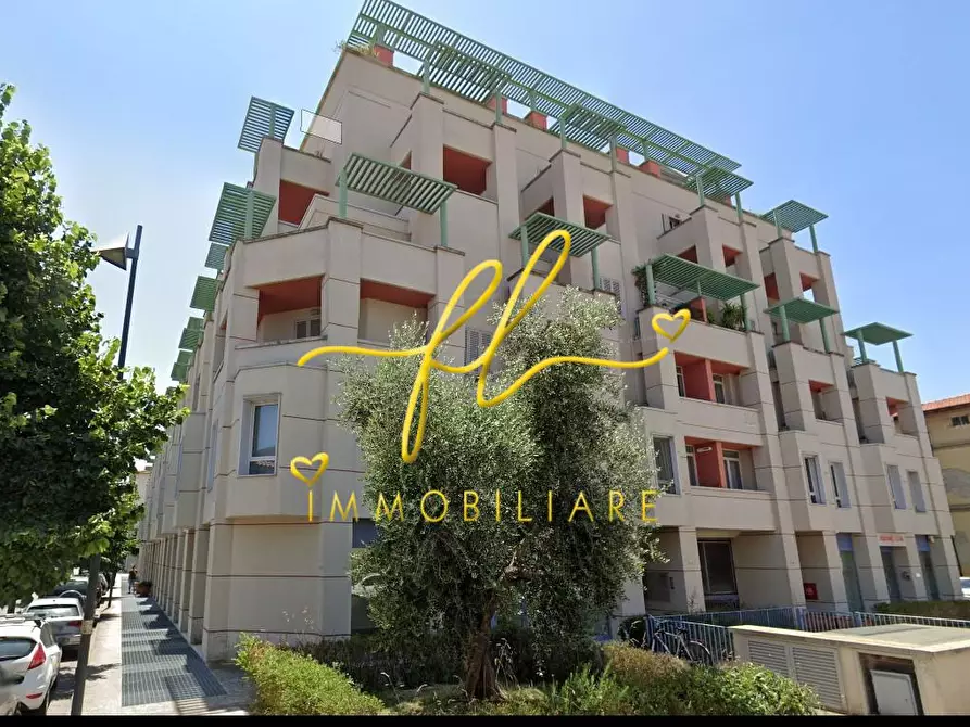 Immagine 3 di Negozio in affitto  a Cecina