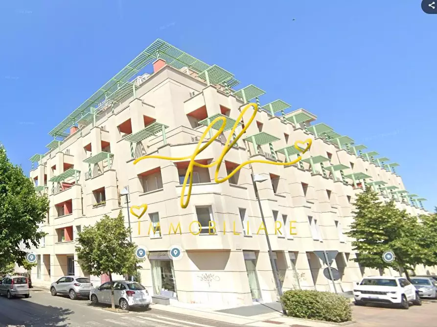 Immagine 2 di Negozio in vendita  a Cecina