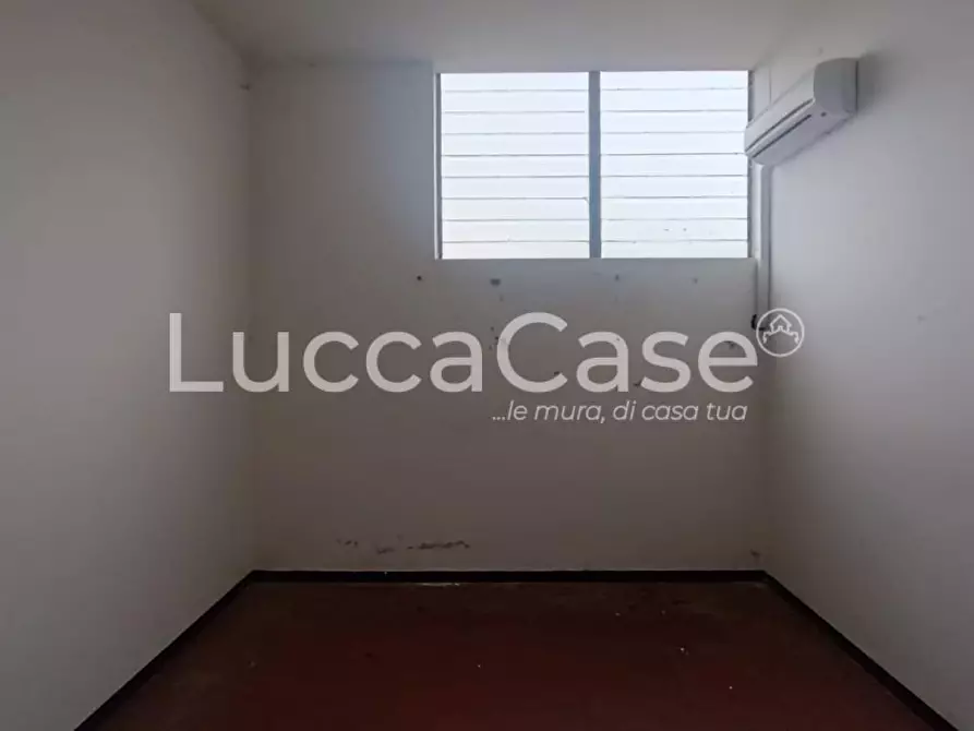 Immagine 13 di Capannone industriale in affitto  a Capannori