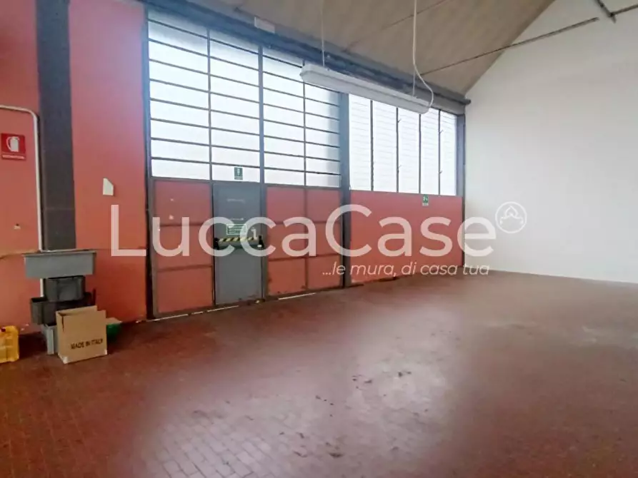 Immagine 9 di Capannone industriale in affitto  a Capannori