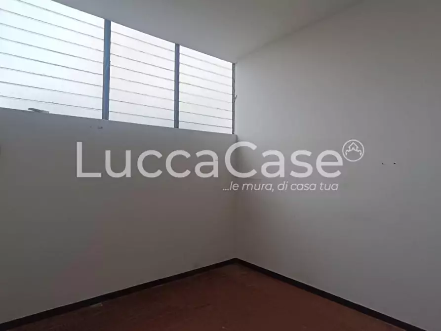 Immagine 12 di Capannone industriale in affitto  a Capannori