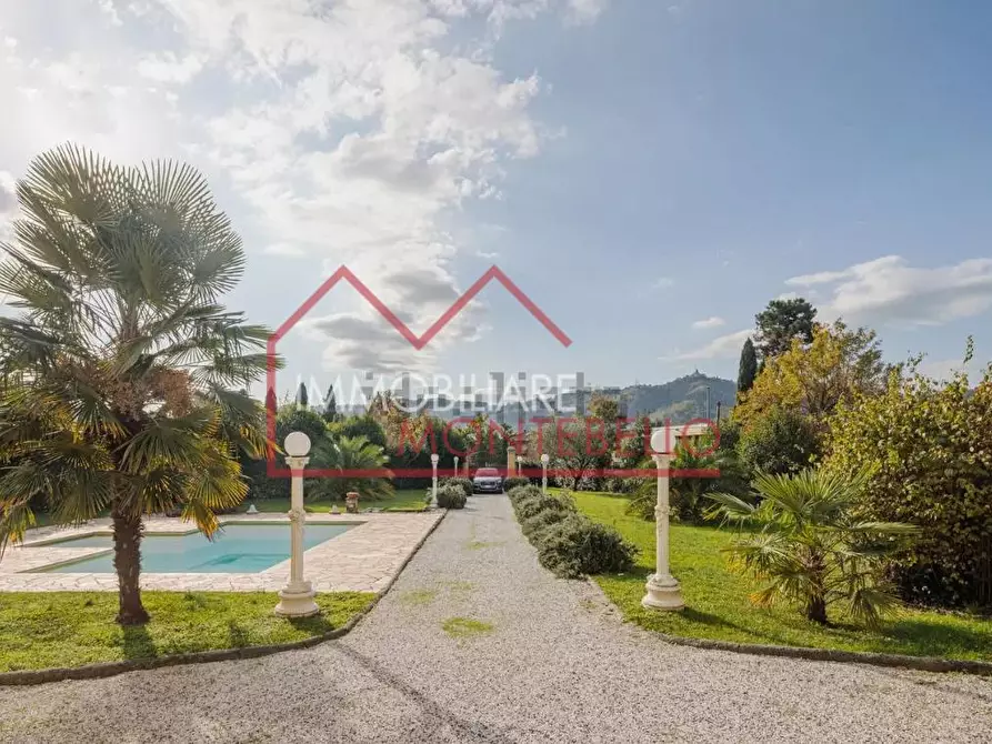 Immagine 18 di Villa in vendita  a Camaiore