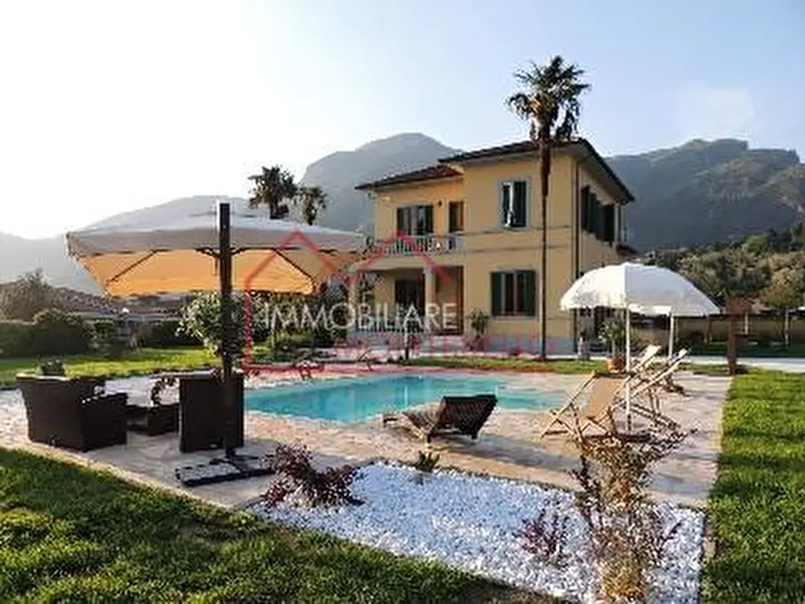 Immagine 28 di Villa in vendita  a Camaiore