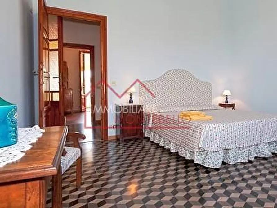 Immagine 11 di Villa in vendita  a Camaiore