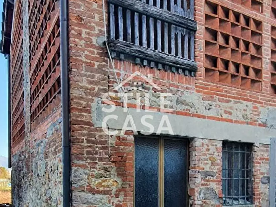 Immagine 1 di Deposito in vendita  a Capannori