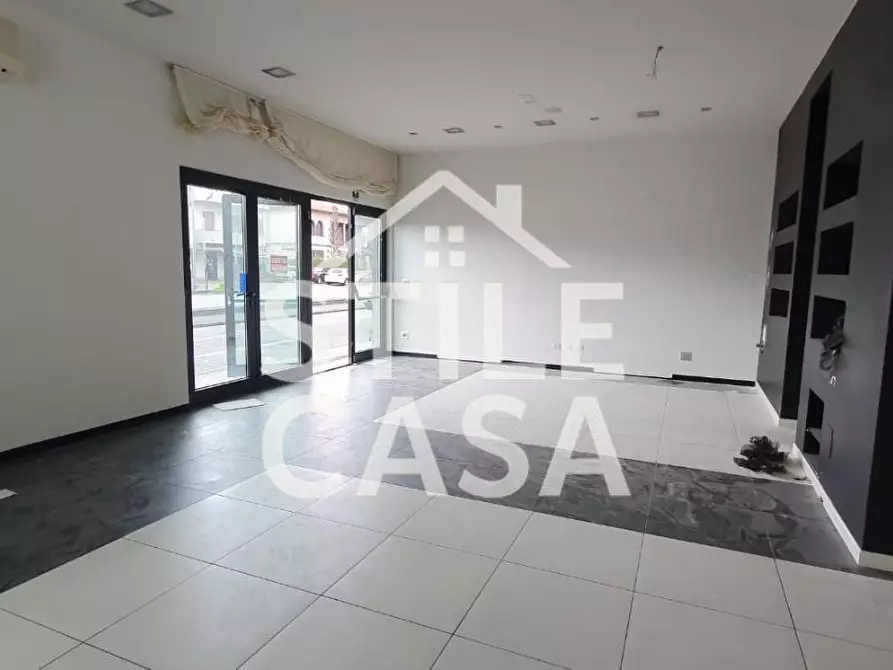 Immagine 11 di Locale commerciale in affitto  a Capannori