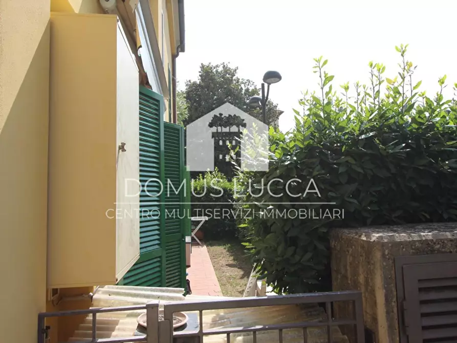 Immagine 11 di Appartamento in vendita  a Lucca
