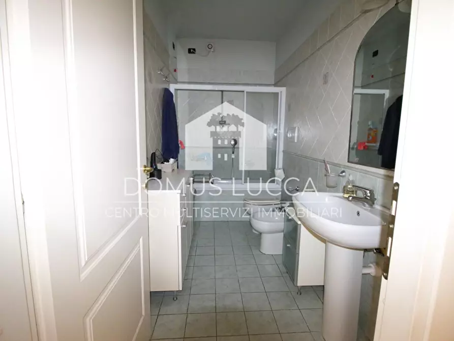 Immagine 23 di Appartamento in vendita  a Lucca