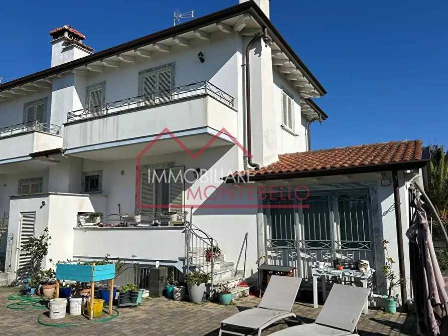 Immagine 4 di Casa trifamiliare in vendita  a Camaiore