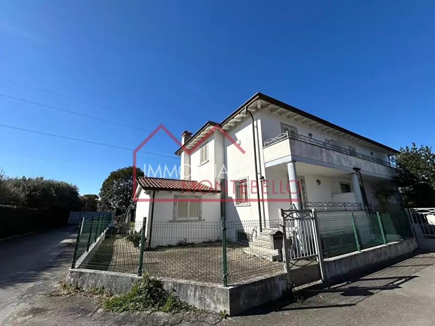 Immagine 6 di Casa trifamiliare in vendita  a Camaiore