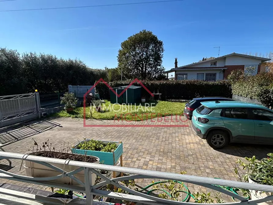 Immagine 3 di Casa trifamiliare in vendita  a Camaiore