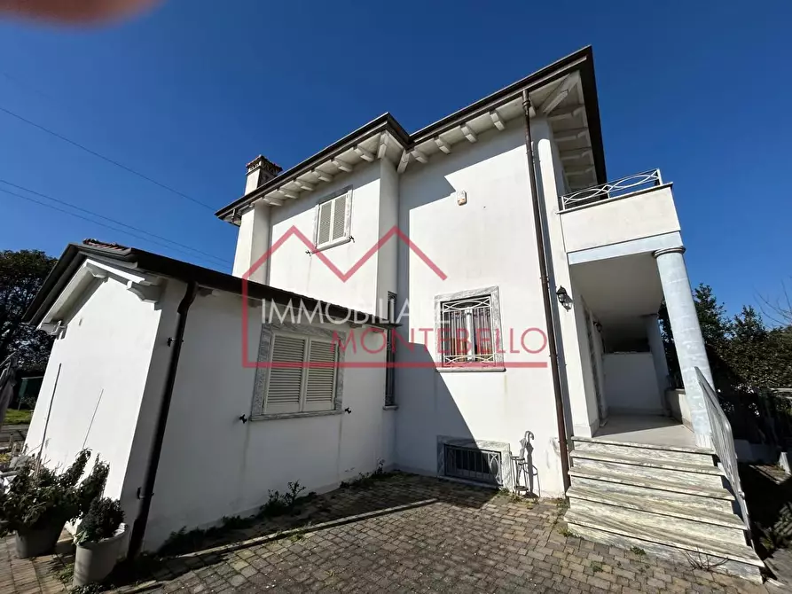 Immagine 1 di Casa trifamiliare in vendita  a Camaiore