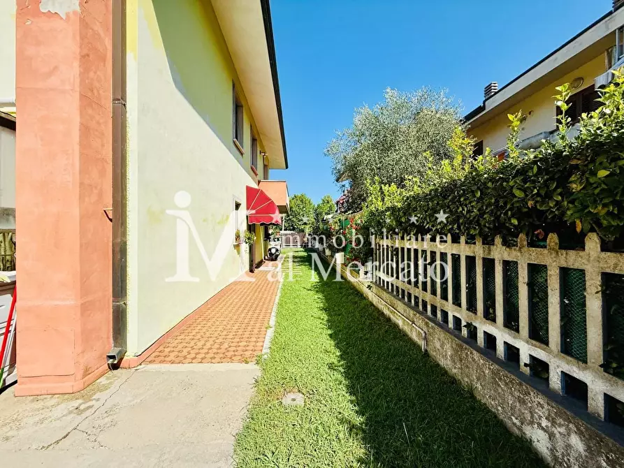 Immagine 7 di Porzione di casa in vendita  a Viareggio