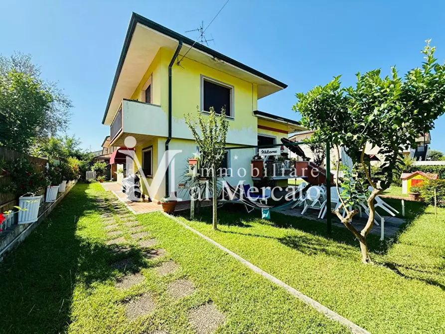Immagine 3 di Porzione di casa in vendita  a Viareggio