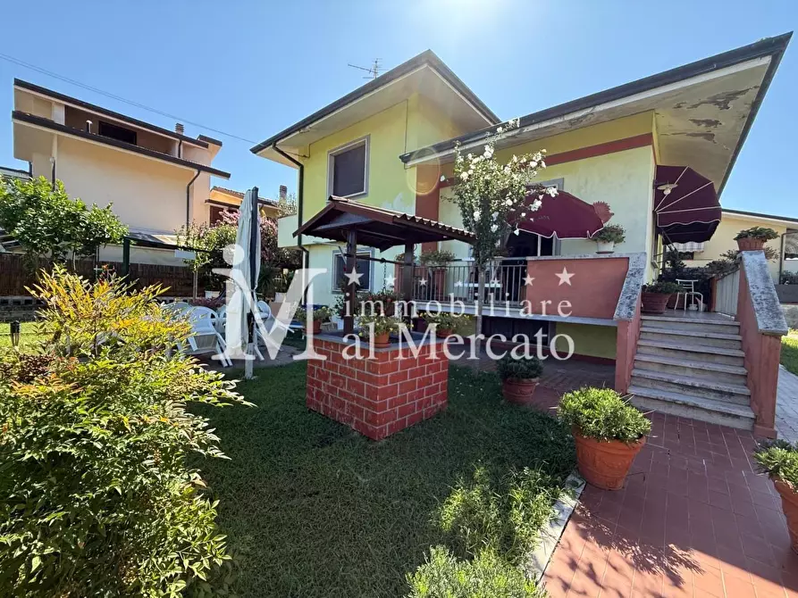 Immagine 12 di Porzione di casa in vendita  a Viareggio