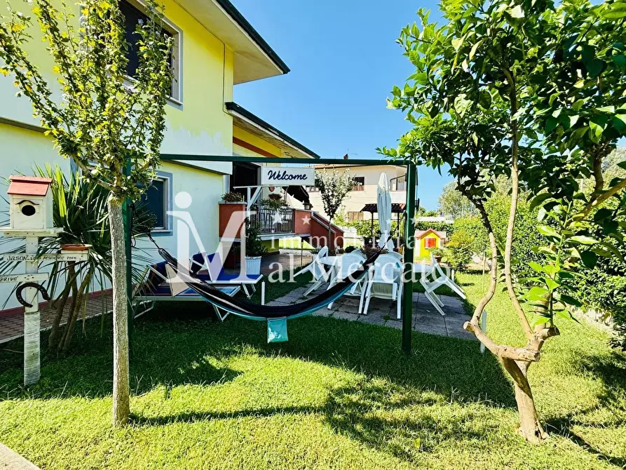 Immagine 10 di Porzione di casa in vendita  a Viareggio