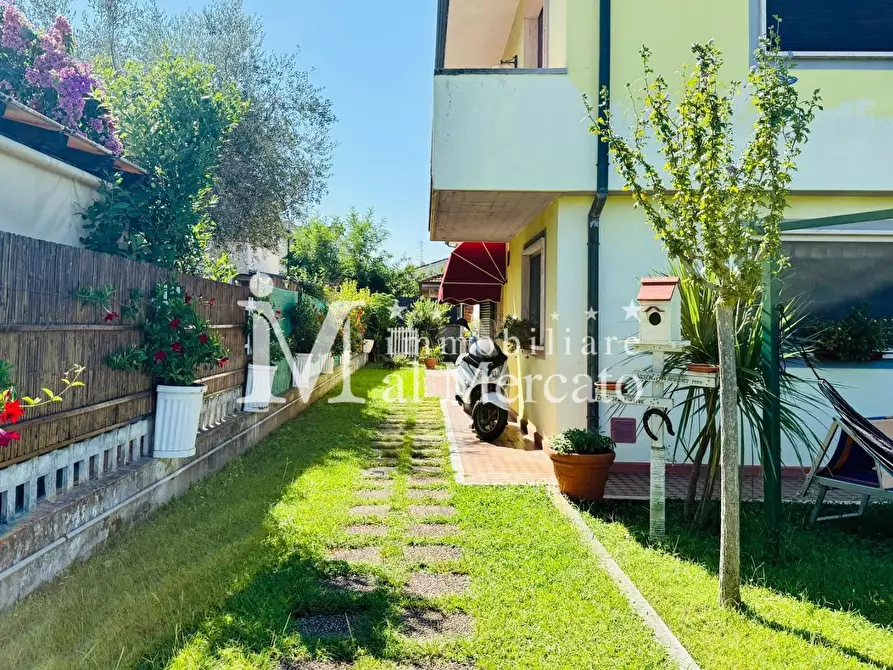 Immagine 4 di Porzione di casa in vendita  a Viareggio