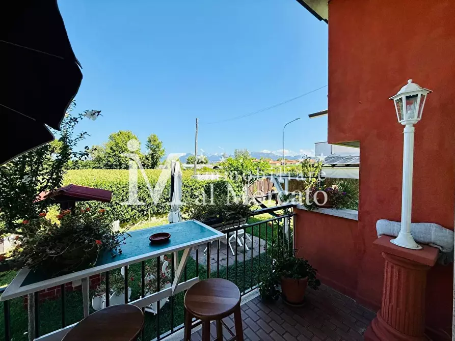 Immagine 35 di Porzione di casa in vendita  a Viareggio