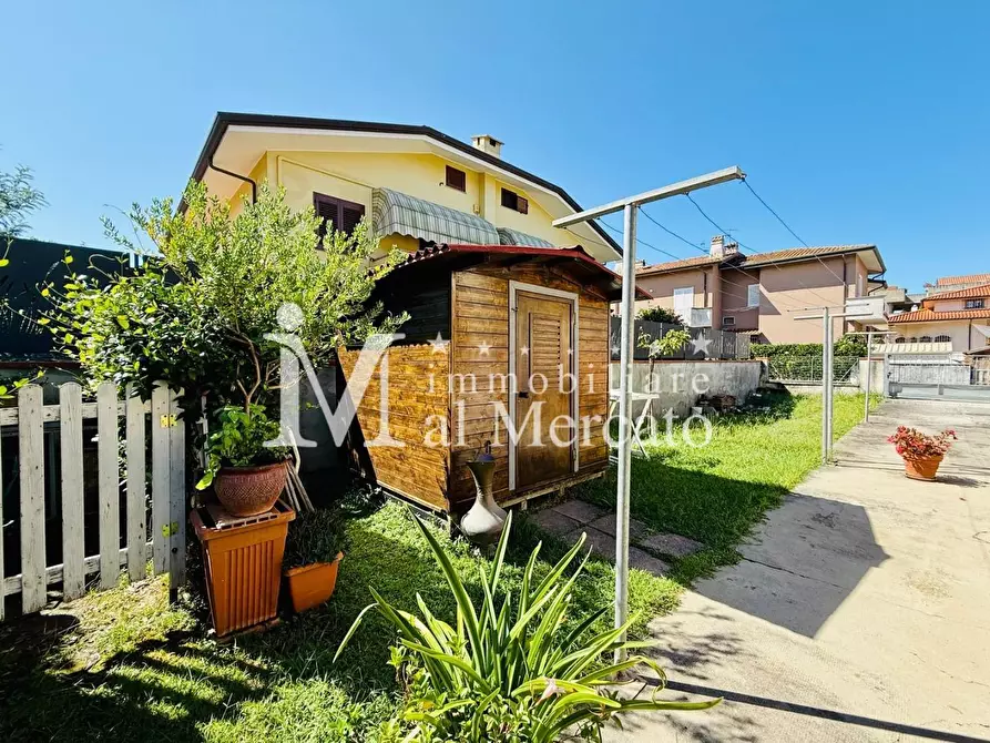 Immagine 9 di Casa indipendente in vendita  a Viareggio