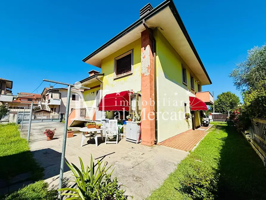 Immagine 6 di Casa indipendente in vendita  a Viareggio