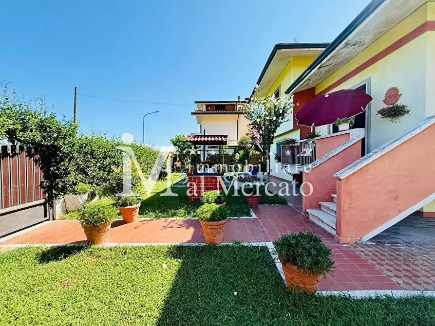 Immagine 15 di Casa indipendente in vendita  a Viareggio