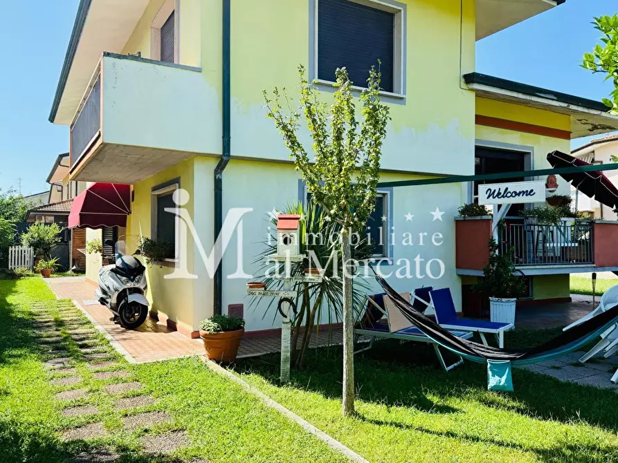 Immagine 3 di Casa indipendente in vendita  a Viareggio